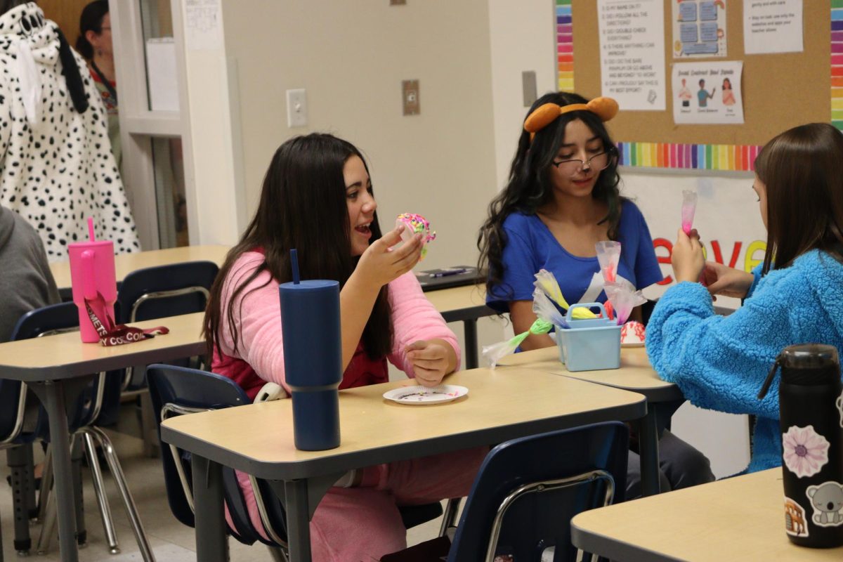 Students decorate sugar skulls in Spanish Class.